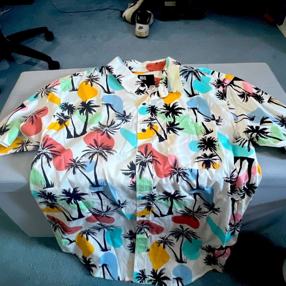 Tillys SHORT SLEEVE BUTTON UP SHIRT!